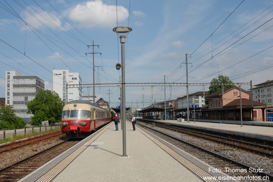 Pratteln
Die letzte Fahrt bei der Abfahrt in Pratteln. Leider sind in Pratteln seit dem Umbau auf der Westseite der Perrons keine grossen Stationstafeln quer zu den Gleisen mehr vorhanden (bzw. nur noch zwischen Gleis 2 und 4, aber nicht in idealer Fotoposition).
