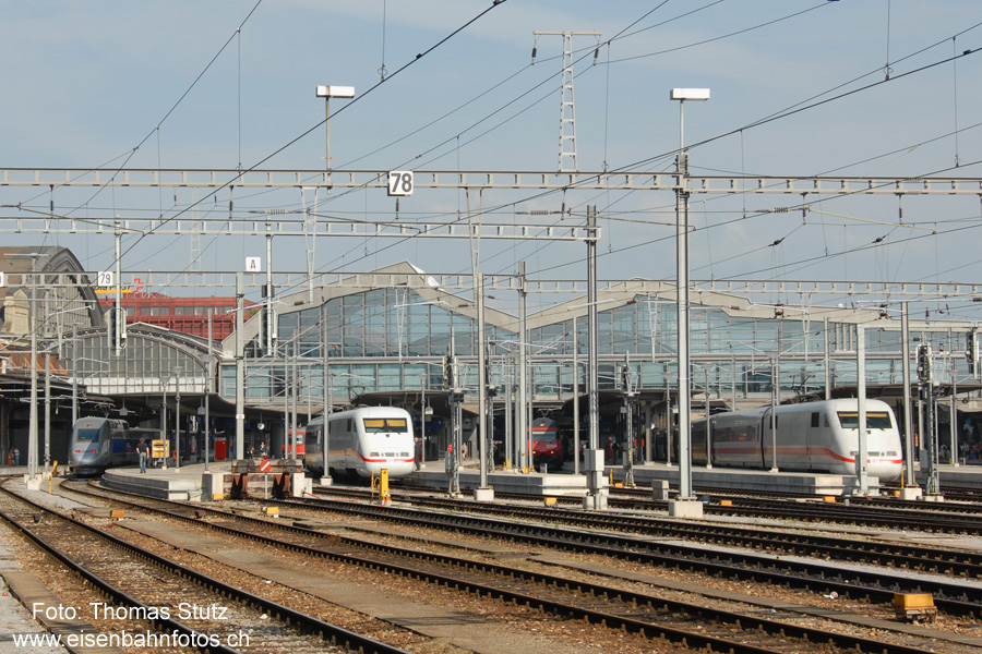 "Basler"-Treffen
Neben dem neu getauften TGV trägt auch ein ICE1 das Wappen Basel. Die beiden Züge trafen sich bereits am Tag der TGV-Taufe zum ersten Mal in Basel (der rechten der beiden ICE).
