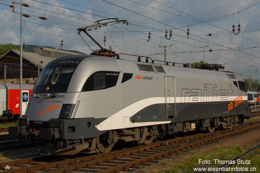 RailJet beim Abkreuzen
