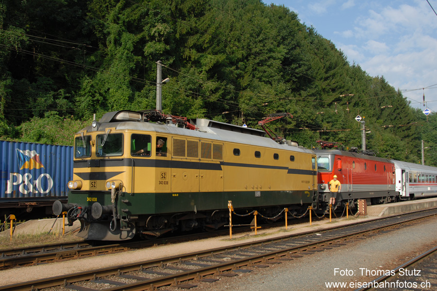 Lokwechsel
In Spielfeld-Strass findet der Lokwechsel bei den direkten Zügen nach Slowenien statt. Da die Fahrleitung in der Mitte der Gleise unterteilt ist, muss die abgehende Zuglok zuerst die ankommende Zuglok wegstellen.
