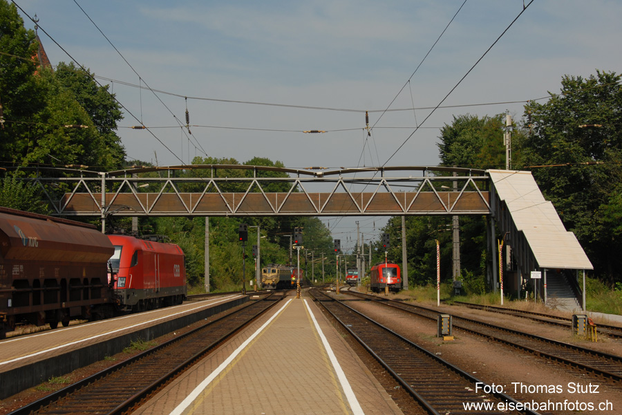Spielfeld-Strass Richtung Graz
Beim aus Maribor angekommenen IC stellt die ÖBB-Lok die angekommende SZ-Lok weg, bevor sie angehängt werden kann.
