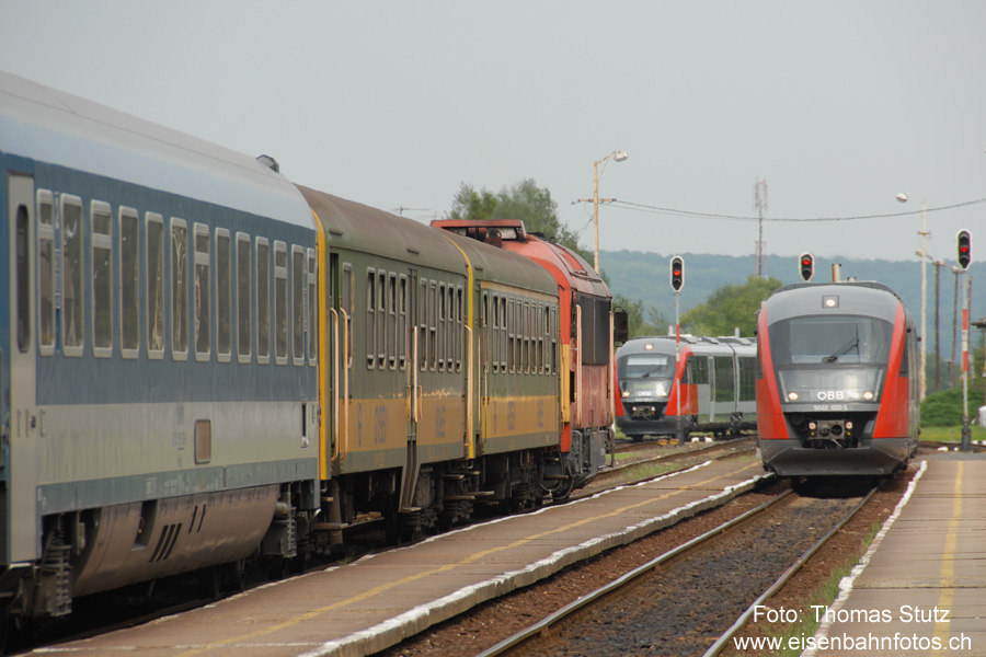 Einfahrt Desiro
Im Hintergrund fährt der Desiro nach Graz ein. Der Desiro rechts wartet, um den einfahrenen Zug am Schluss zu verstärken.

