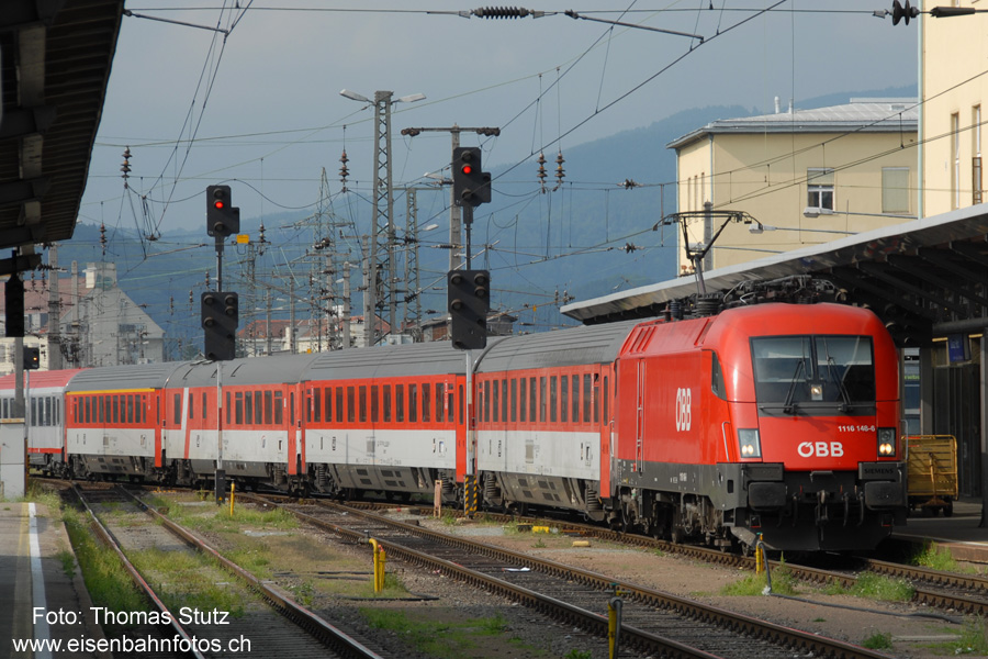 Einfahrt EC "Joze Plecnik"
Mit über 2 Stunden Verspätung fährt der EC "Joze Plecnik" Prag - Linz - Graz - Ljubljana in Graz ein
(Umleitung zwischen Linz und Selzthal wegen Bauarbeiten).
