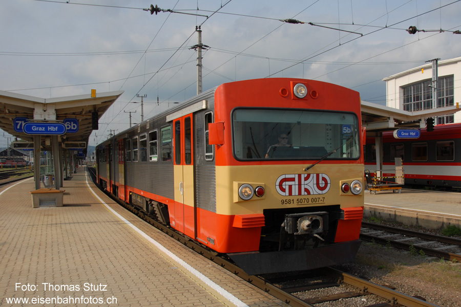 Dieseltriebwagen VT70
Neben den Doppelstockzügen werden die beiden Strecken Graz - Lieboch - Wies-Eibiswald und Graz - Lieboch - Köflach von Dieseltriebwagen bedient.
