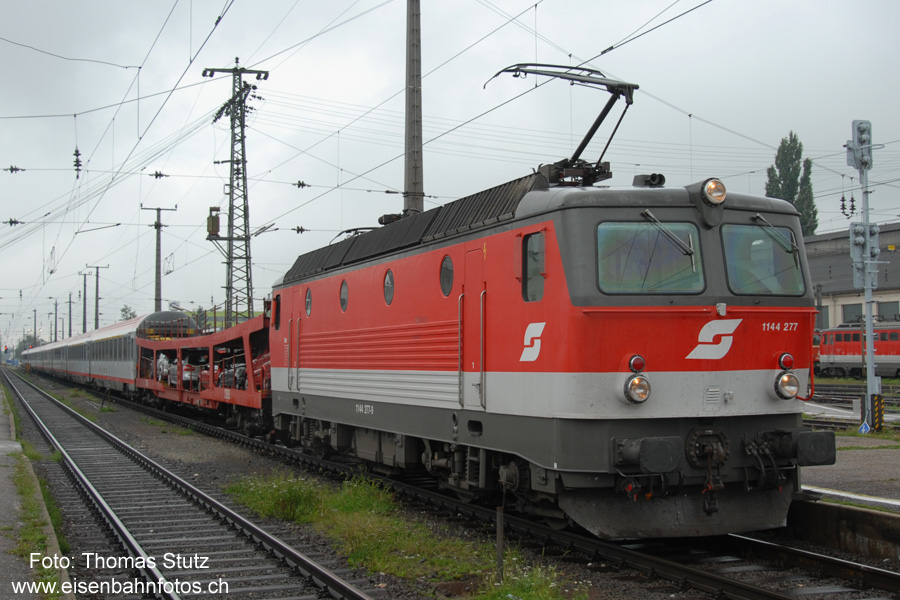 ÖBB-EC mit Autotransport
ÖBB-EC 668 "Fachhochschule Vorarlberg" Graz - Bregenz mit Autoverladewagen Graz - Feldkirch.
