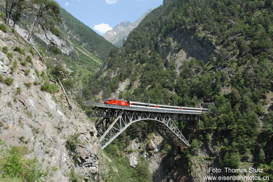Bietschtalbrücke
Auf der Brücke befindet sich der "Modul-IC" 1069, der nur aus der Lok und einem Zusatz-Modul bestehend aus dem Steuerwagen, zwei 2. Klass- und einem 1. Klasswagen besteht.

