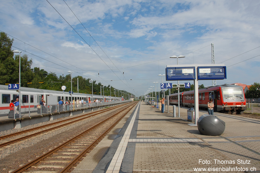 Binz "Grossbahnhof"
Die Bezeichnung "Grossbahnhof" dient dazu, dass der DB-Bahnhof nicht mit dem Bahnhof der RüKB (Binz LB) am anderen Ortsende verwechselt wird. Zu beachten ist auch die spezielle Gleisnummerierung. Der im Gleis 2 angeschriebene Nachtzug aus Hagen (an Sommerwochenenden u.a. mit direkten Wagen aus Basel SBB) verkehrt ab Dezember 2007 nicht mehr.
