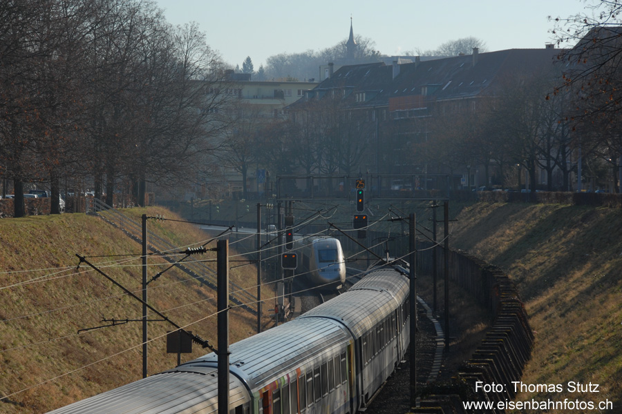 TER 200 wartet auf TGV
Nach Ausfahrt des TGV geht das Einfahrsignal für den TER 200 auf Fahrt.
Die Anzeige "25" bedeutet, dass die Einfahrt in ein Gleis mit 25 kV erfolgt.
