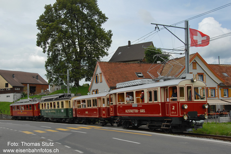Zug mit 3 Triebwagen
