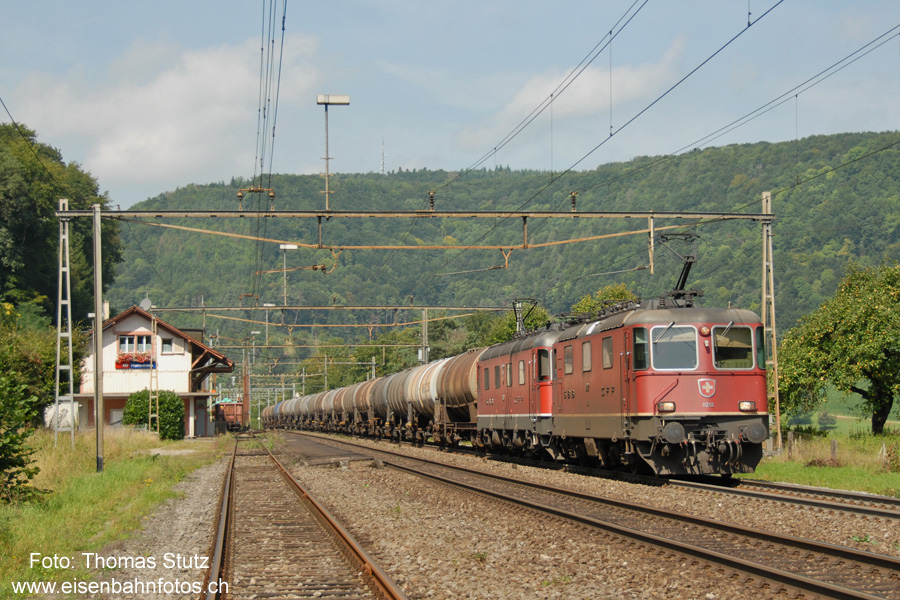 Re 10/10 mit Oelzug

