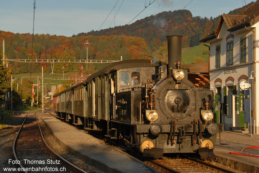 Dampfzug im letzten Abendlicht

