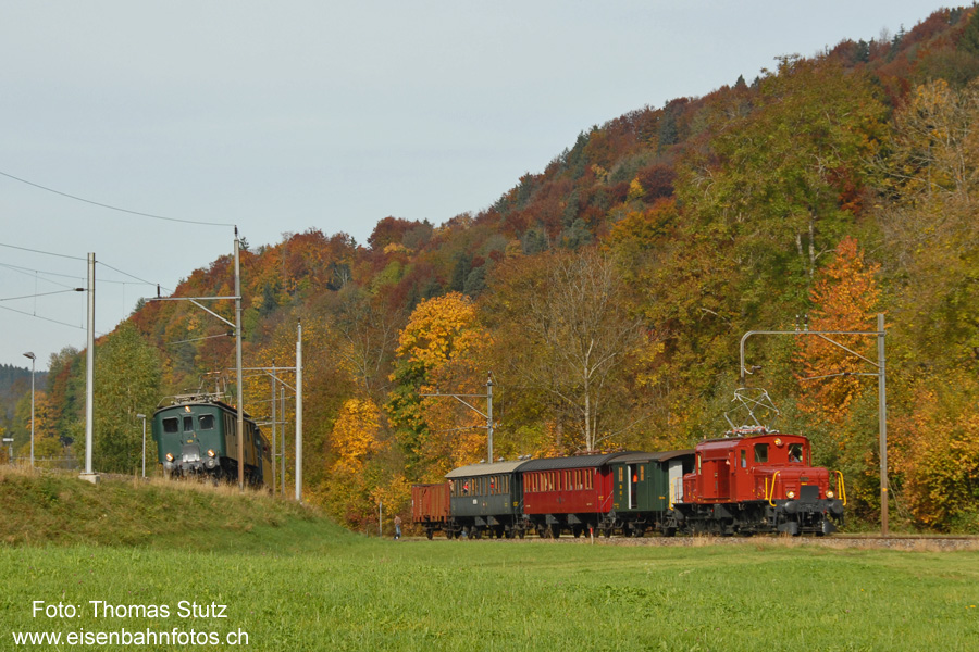 doppelte Ausfahrt
Die beiden "Bachtelrundfahrten" verlassen gleichzeitig den Bahnhof Bauma für ihre in entgegengesetzter Richtung durchgeführten Fahrten.

