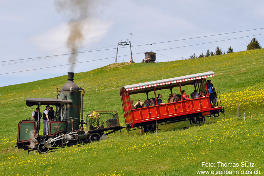 Seitenansicht Dampflok mit Nostalgiewagen
