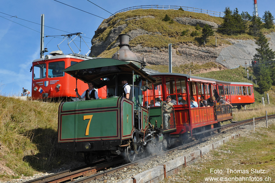 Parallelfahrt mit Fahrplanzug nach Vitznau
