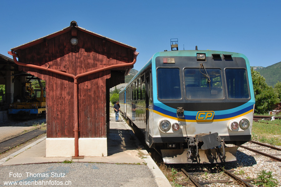 Verstärkung ab unterwegs
In Saint-André-les-Alpes wird der auf der Hinfahrt zurückgelassene 2. Triebwagen wieder angehängt.
