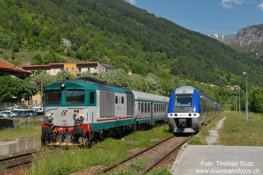 Treffen FS - SNCF
Während der SNCF-AGC auf die Rückfahrt nach Nice wartet, fährt ein FS-Zug nach Ventimiglia ein.
