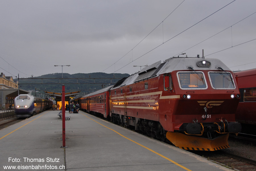Nachtzug nach Bodø
Viel Betrieb in Trondheim nach 22 Uhr: vom BM 73 aus Oslo (links) besteht Anschluss auf den Nachtzug nach Bodø.
Am anderen Perron bietet der Tageszug aus Bodø Anschluss auf den Nachtzug nach Oslo (Wagen am rechten Bildrand).
