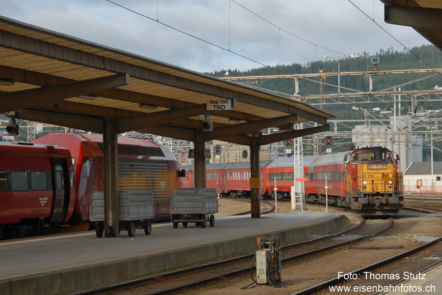 Rangierbetrieb in Trondheim
Während links der Regiontog nach Oslo mit einer El 18 auf die Abfahrt wartet, wird der Nachtzug aus Bodø mit einer Rangierlok weggestellt.
