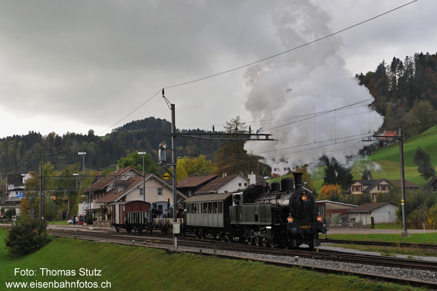 Abfahrt unter dunklen Wolken
