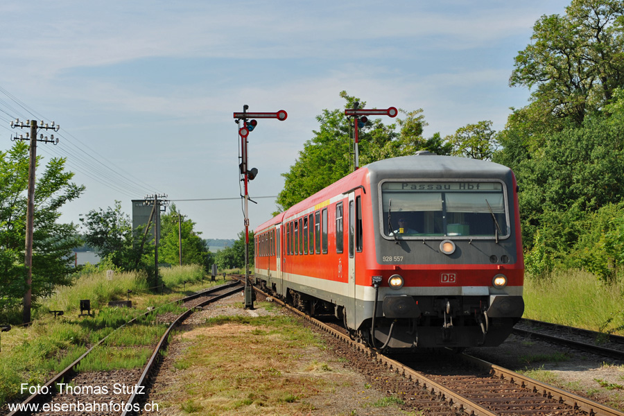 Nebenbahnidylle
Die Strecke Passau - Mühldorf ist noch vorwiegend mit Formsignalen ausgerüstet. Fast auf der ganzen Strecke führt eine Telefonleitung
(links im Bild) direkt den Gleisen entlang. Vor den Kreuzungsbahnhöfen wurde man zudem jeweils vom Lokführer auf den Aufenthalt
von einigen Minuten (also "Fotohalt" für den als zweiten einfahrenden Gegenzug) aufmerksam gemacht ...
