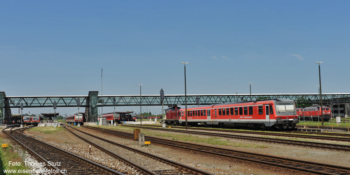 Dieselpanorama
In Mühldorf treffen sich 5 (inkl. Abzweigungen in der Nähe sogar 8) Linien, von denen keine elektrifiziert ist.
Momentan warten 6 Züge auf die Abfahrt, es handelt sich bei allen um VT 628.
