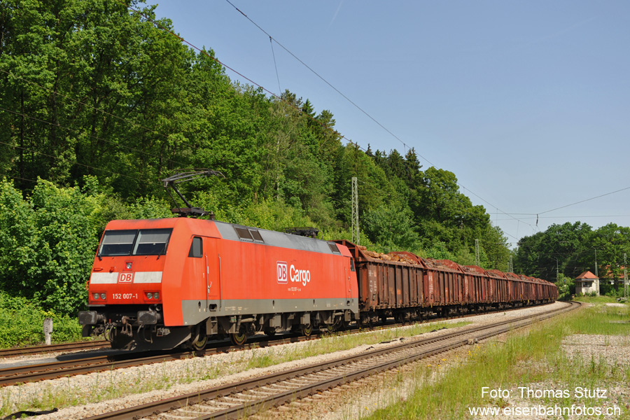 BR 152 mit Holzzug

