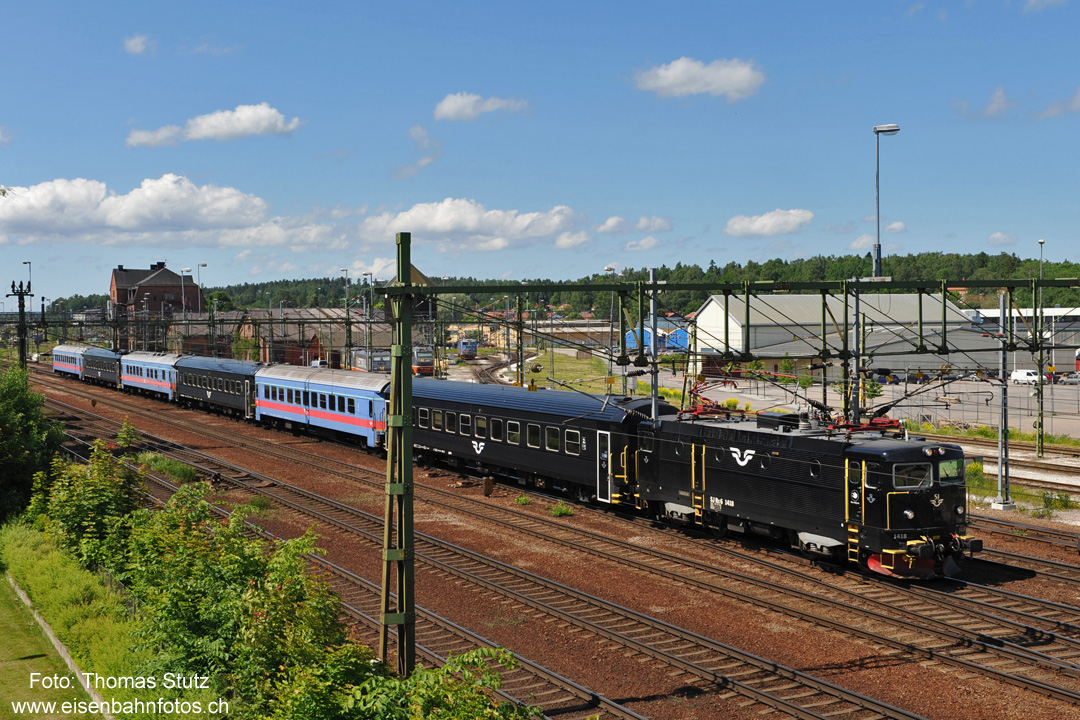 IC 172 Göteborg - Stockholm
Loks und Wagen der SJ werden von der alten Farbe blau/rot auf schwarz umlackiert. Das hat zur Folge,
dass momentan die meisten Züge mit Wagen der alten und neuen Lackierung gemischt unterwegs sind.
