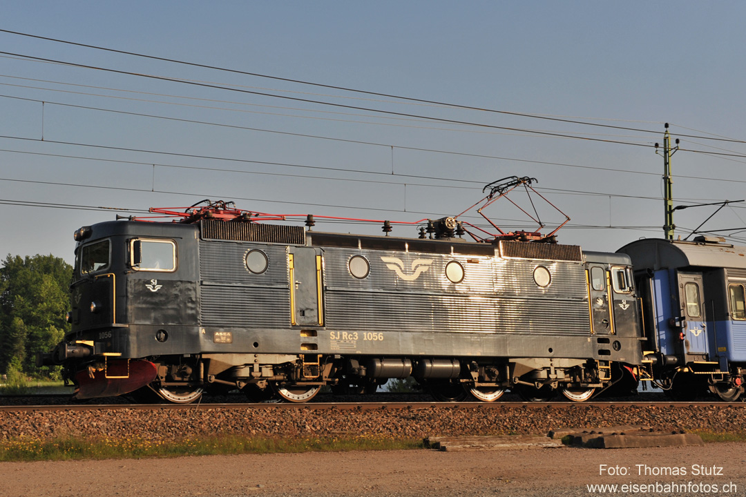 schwarze Rc3 vor Nachtzug
