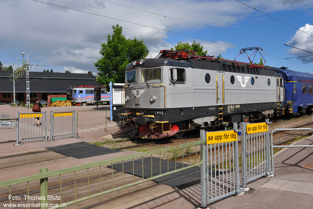 Perronzugang
Für den Zugang zu einem Mittelperron sind in Schweden Unter- bzw. Überführungen keine Selbstverständlichkeit.
Teilweise sind die Zugänge mittels Barriere gesichert. In Falun sogar nur mit einem Gitter, das auf die Gefahr von Zugsfahrten aufmerksam macht.
