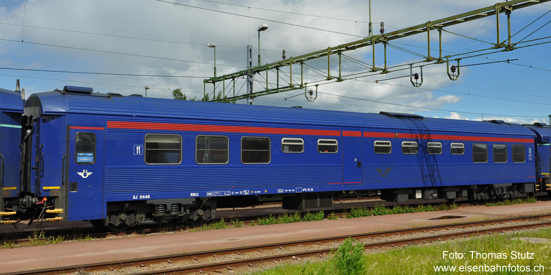 dunkelblauer Bistrowagen
