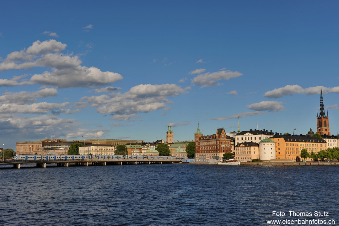 Stockholm
Unmittelbar südlich des Hauptbahnhofs Stockholm C überquert eine S-Bahn aus einer Doppeltraktion X60 die Brücke nach Riddarholmen.

