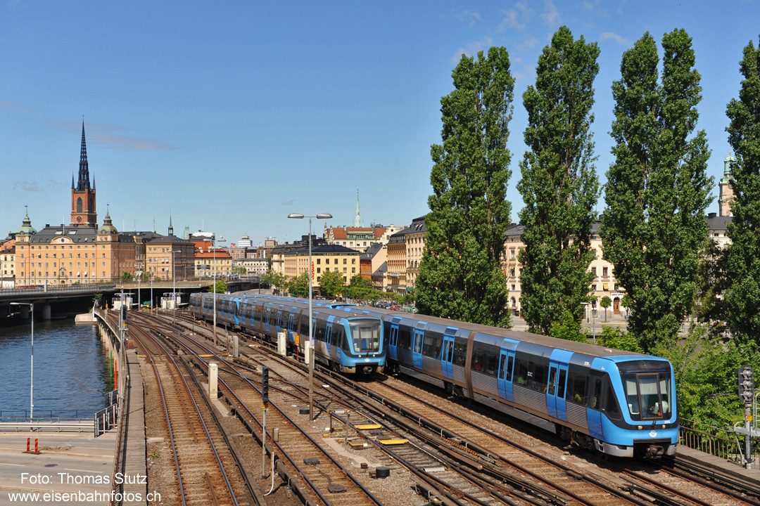 Tunnelbana
Die Tunnelbana verläuft teilweise auch oberirdisch. Hier sind 2 Züge der "Röda Linjen" und der "Gröna Linjen"
(also rote und grüne Linie) in Parallelfahrt zwischen den Stationen "Gamla stan" und "Slussen" unterwegs.
