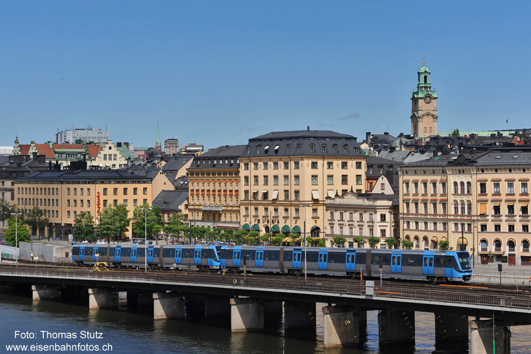 Tunnelbana auf Brücke
