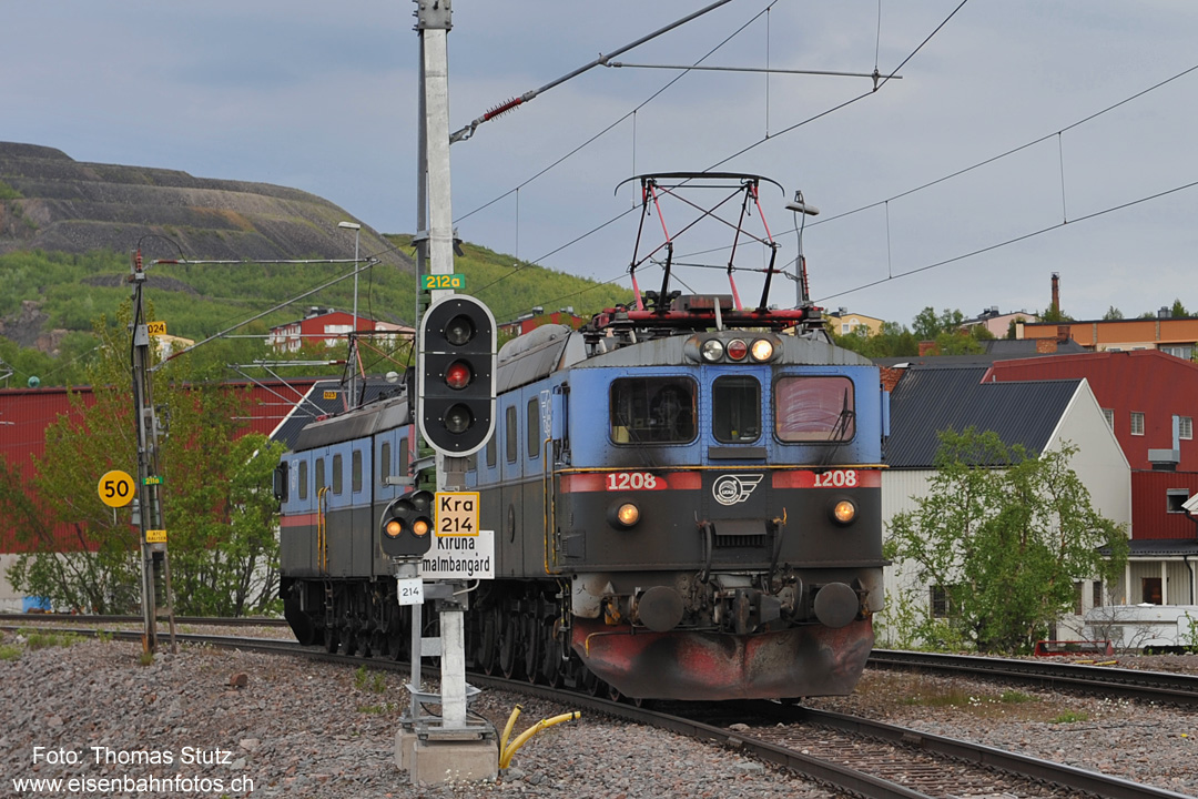Dm3 wartet auf den nächsten Einsatz
Eine Dm3 (eine der wenigen Loks mit dem LKAB-Symbol auf der Front) wartet darauf, den nächsten vollen Erzzug zu übernehmen.
Noch rund die Hälfte der Erzzüge werden durch diese Loks befördert (max. 52 beladene Wagen mit total 5200 to).
Mit der laufenden Ablieferung zusätzlicher neuer IORE-Loks wird der Einsatz der Dm3 deutlich zurückgehen.
