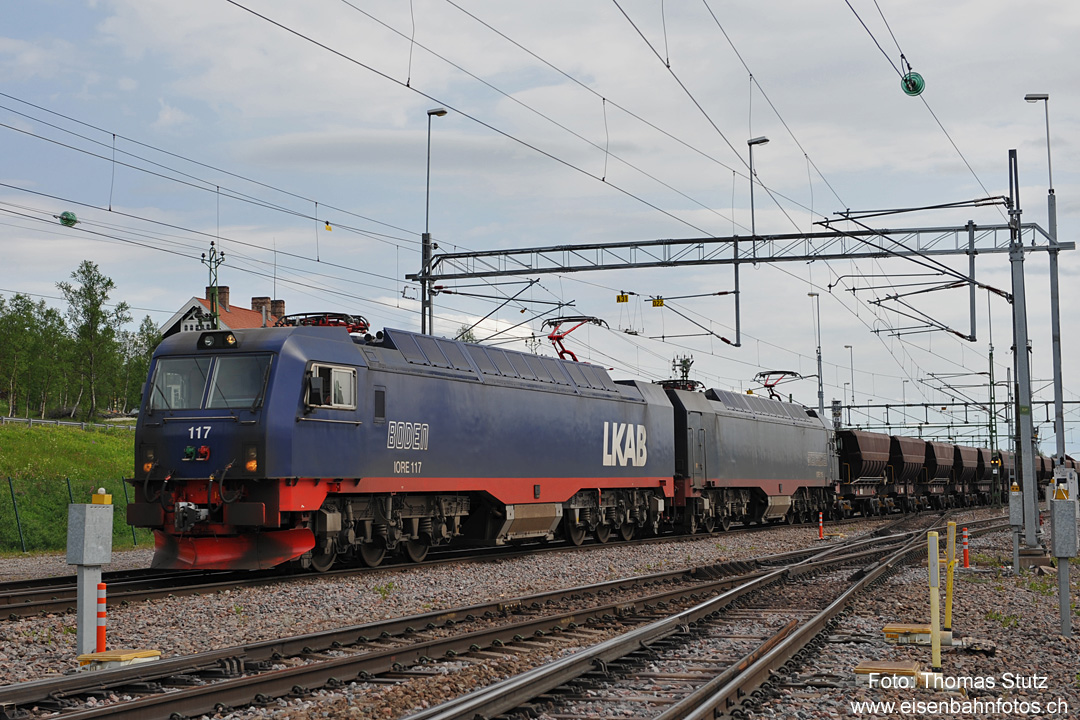 IORE
Ab dem Jahr 2000 wurden die neuen IORE-Loks abgeliefert. Sie sind jeweils als Doppelloks unterwegs und wiegen 360 to.
Sie können in einem Zug max 68 der neuen Erzwagen (mit 30 to Achslast), also total 8160 to befördern.
Aktuell wird eine zweite Serie dieser Loks abgeliefert, so dass sie in Zukunft möglichst alle Erzzüge führen können.
