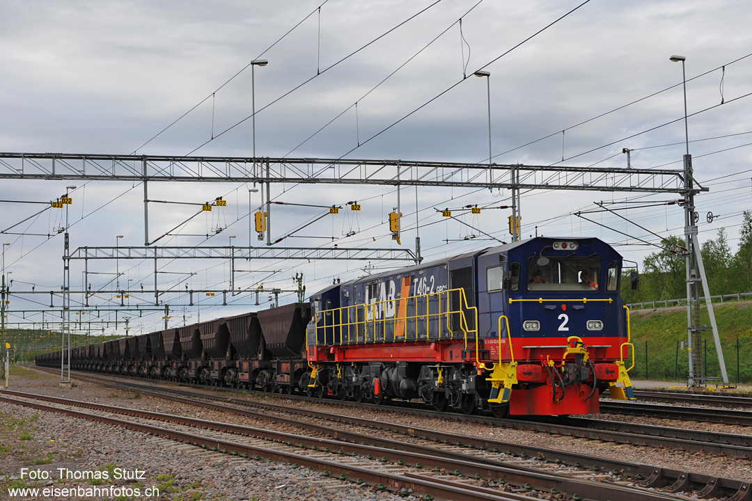 Überfuhr der leeren Wagen
Die ankommenden Leerzüge werden im Erzbahnhof (zwischen Personenbahnhof und Depot) abgestellt
und später jeweils durch eine Rangierlok in die Verladeanlage überführt.
