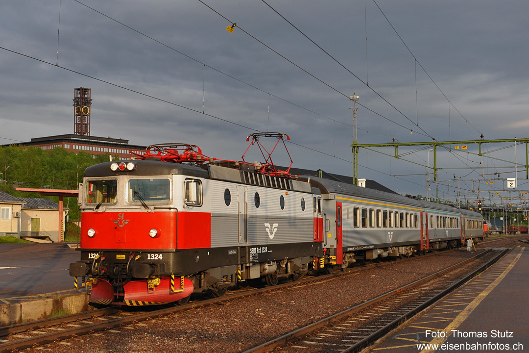 Einfahrt Zug aus Luleå
Nach der Nachtessenspause (mit Regen) zeigt sich die Sonne immer mehr. Der Abendzug aus Luleå fährt in der Endstation Kiruna ein.
