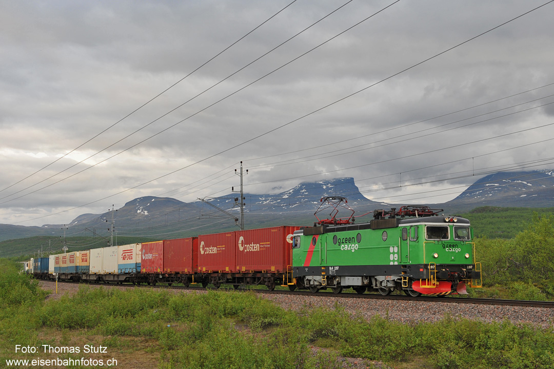 Containerzug mit "Lapporten"
Rc4 mit einem Containerzug zwischen Abisko Östra und Abisko Turiststation. Im Hintergrund (oberhalb der Lok) "Lapporten", teilweise in Wolken.

