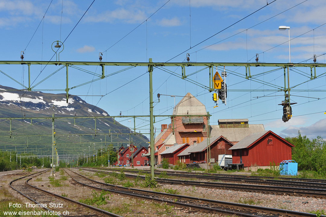 Bahnhof Abisko Östra
Kaum waren die 3 Güterzüge durchgefahren, zeigte sich die Sonne ...
