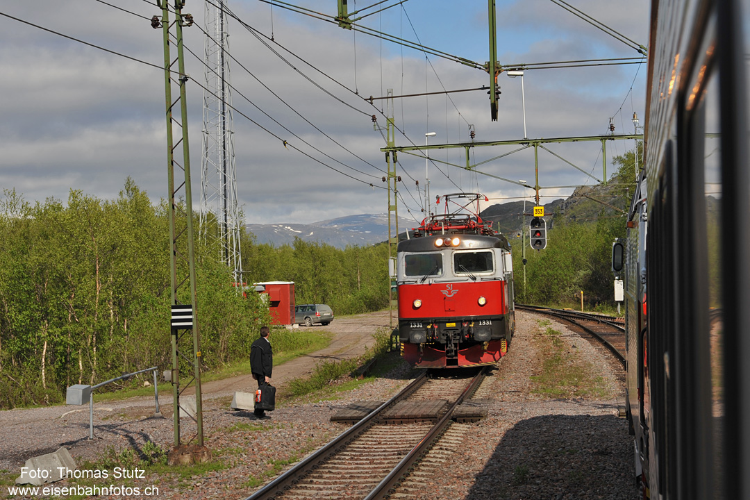 Kreuzungshalt in Kopparåsen
Wegen Verspätung des Gegenzuges fand an diesem Tag die nachmittägliche Kreuzung der beiden Reisezüge
(mit dem obligatorischen Personalwechsel) in Kopparåsen statt Vassijaure statt.
