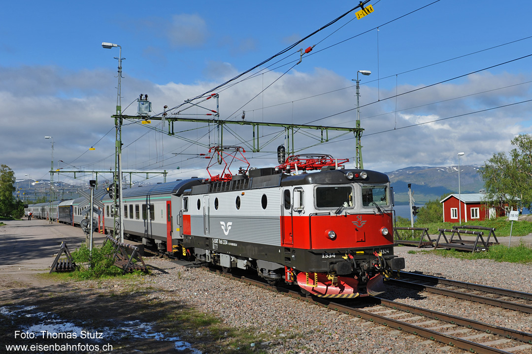 Abfahrt Richtung Kiruna
Die Tafel am rechten Bildrand zeigt die Kilometrierung an: km 1515 ab Stockholm.
