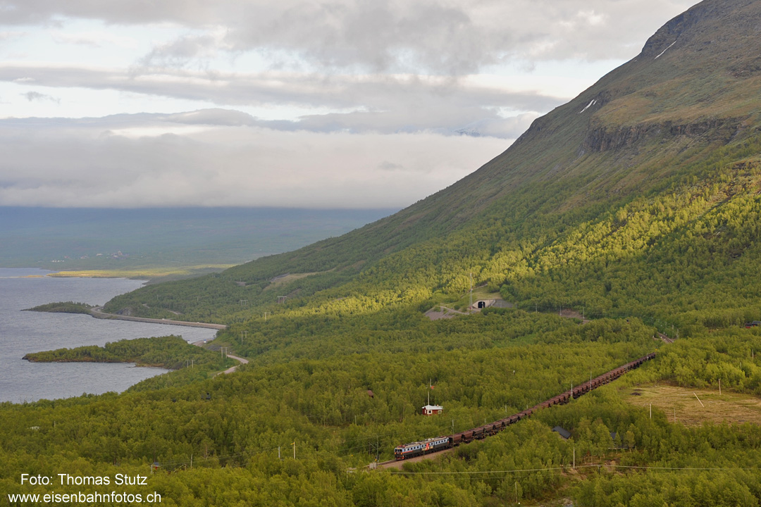 Blick vom Hotel auf Dm3 mit Erzzug
