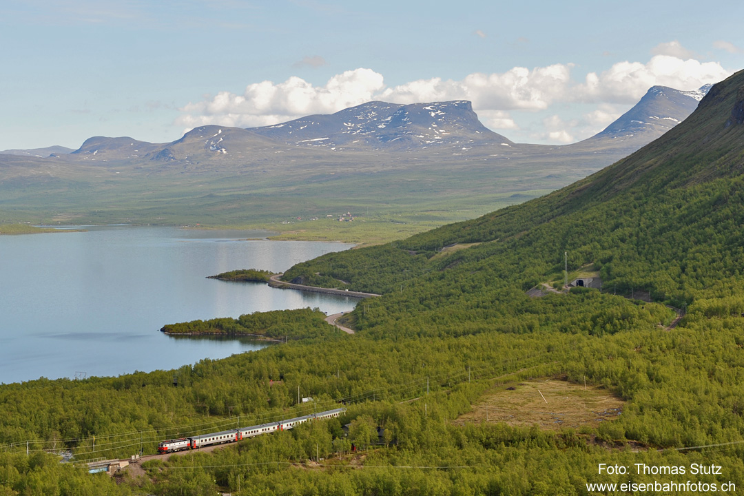 Reisezug mit See Torneträsk
