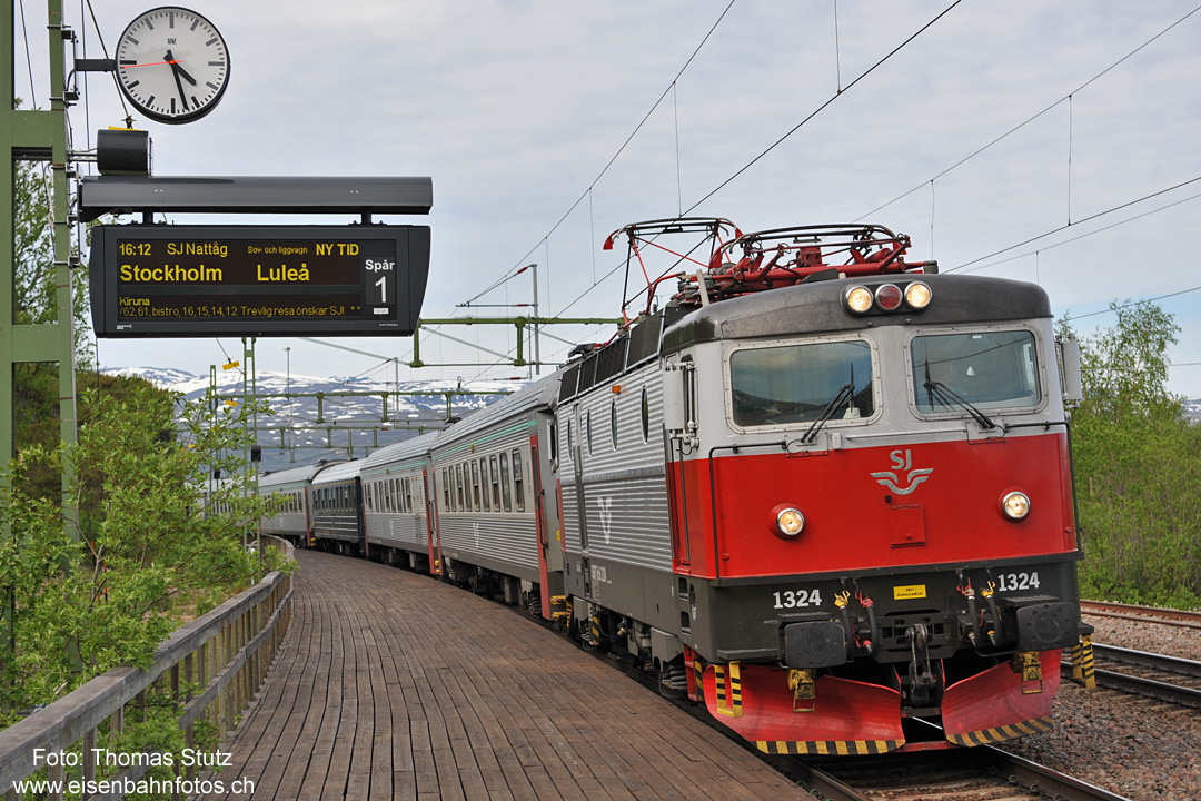 Nachtzug nach Stockholm
Leicht verspätet folgt der Nachtzug nach Stockholm. In Schweden wird das allerdings auf dem Anzeiger als "Ny tid" (also neue Abfahrtszeit)
im Wechsel mit der neuen voraussichtlichen Abfahrtszeit angezeigt. Die Ankunft in Stockholm am nächsten Morgen erfolgte übrigens 15 Minuten zu früh.
