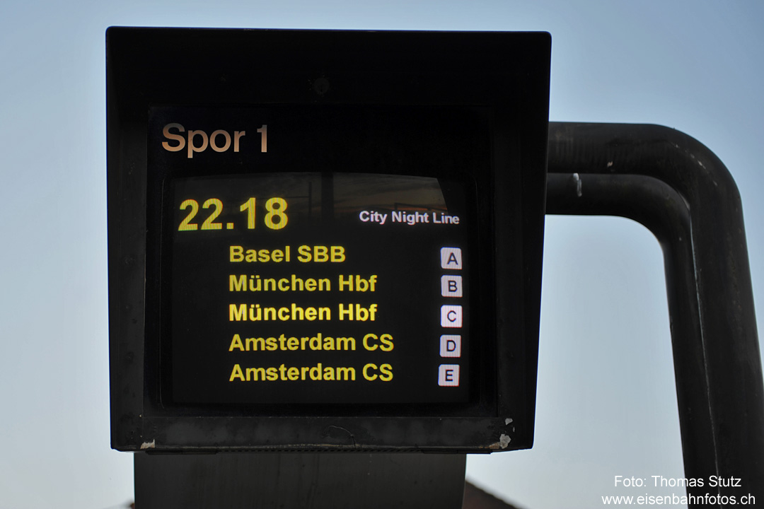 Abfahrtsanzeiger in Padborg
In Padborg reichte es - wie bereits auf der Hinfahrt - für einige Fotos während des Lokwechsels.
Hier der typisch dänische Abfahrtsanzeiger für den CNL "Aurora".
