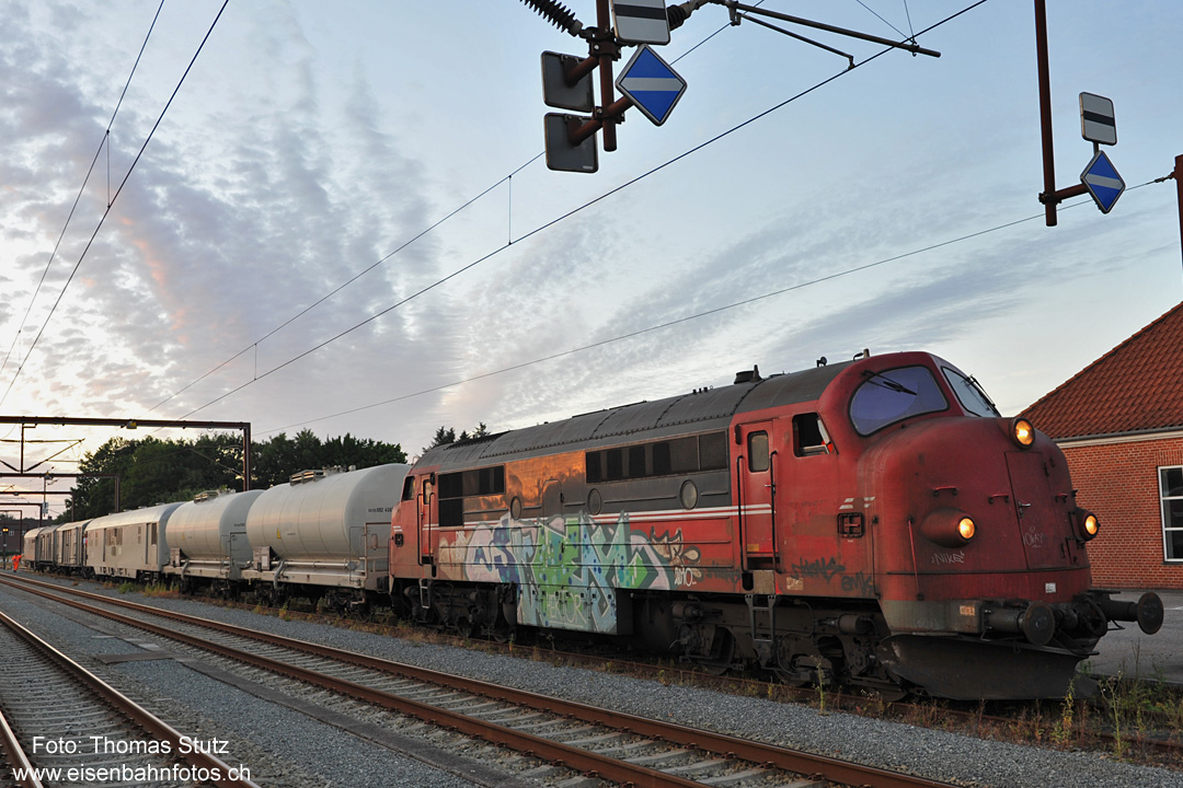 Diesellok mit abfahrbereitem Zug
