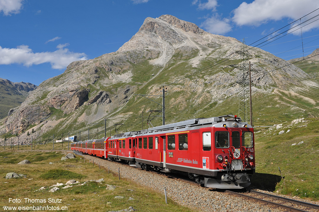 ABe 4/4 II mit Bernina-Express
Der am Nachmittag südwärts fahrende Bernina-Express wird mit 2 ABe 4/4 II (statt planmässig 2 ABe 4/4 III) geführt.
