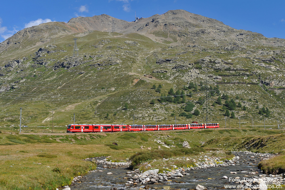 Allegra mit Bernina-Express unterhalb Lagalb

