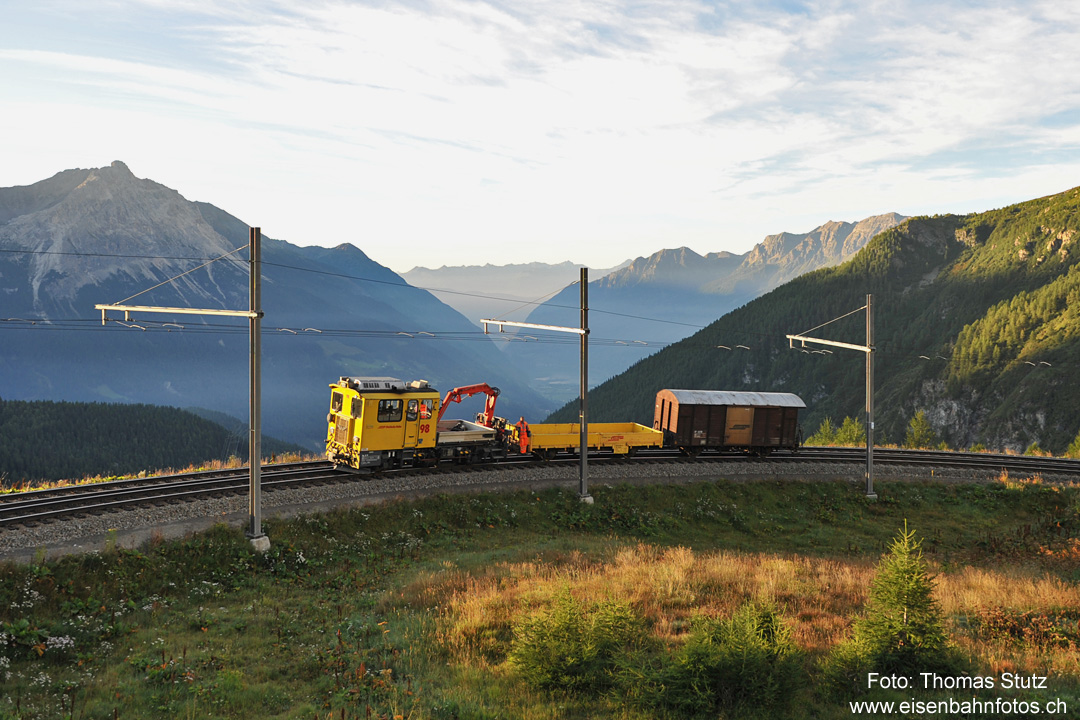 Tm 2/2 mit Wagen
Kurz nach Sonnenaufgang kehrt der Tm 2/2 98 mit 2 Wagen wieder in den Bahnhof Alp Grüm zurück.
Er war mit dem ersten Zug aus Poschiavo nach Alp Grüm überführt worden und fuhr anschliessend auf die Strecke.
