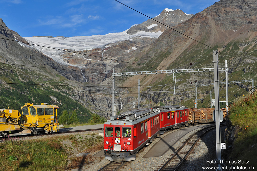 ABe 4/4 II mit Holzwagen
Der erste Zug Richtung Süden führt 2 beladene Holzwagen.
